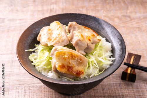 Tapety artystyczne 鶏もも塩こうじ焼きステーキ丼