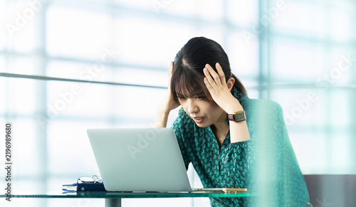 頭を抱えて悩む女性・ビジネスウーマン, Stressed Businesswoman Working on a Laptop