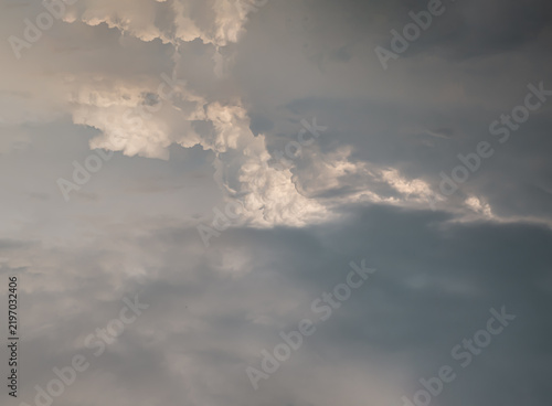 Foto This compelling atmospheric photograph captures a remarkable moment of natural pareidolia