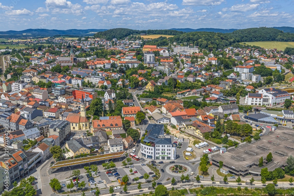 Fototapeta premium Die Kreisstadt Cham am Regen in der Oberpfalz aus der Vogelperspektive