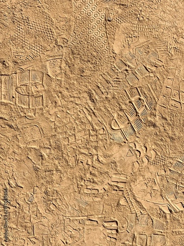 Spuren im Sand - Schuhabdrücke Schuhsohlen Spuren - Fußspuren und Sohlenprofile vieler Menschen überlagern sich 