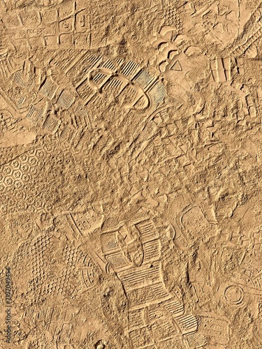 Spuren im Sand - Schuhabdrücke Schuhsohlen Spuren von Besuchern eines Festivals im trockenen Sandboden