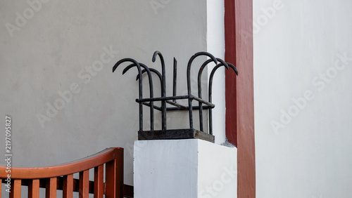 Foto Anti-climb metal security barrier installed on a white concrete fence post for home protection