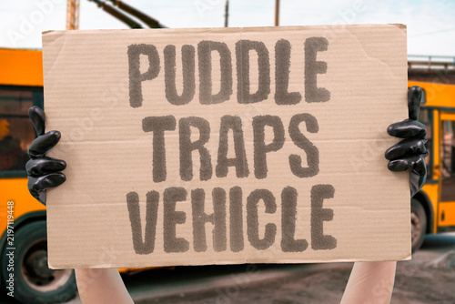Canvastavla "Puddle traps vehicle" Water accumulation immobilized