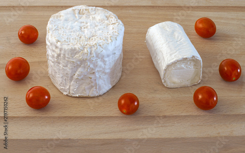 fromage Chaource et buche chèvre sur planche en  bois
