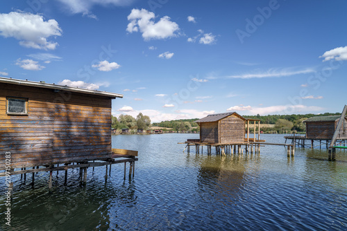 étang avec cabanons de pêche