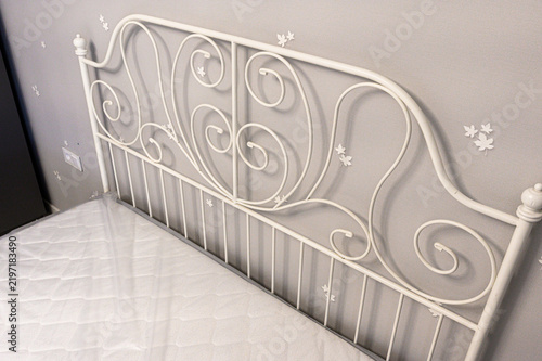 Foto White wrought-iron headboard with flowing scrollwork, delicate floral accents, v