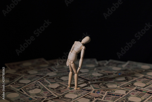 投資、お金に悩むイメージ
