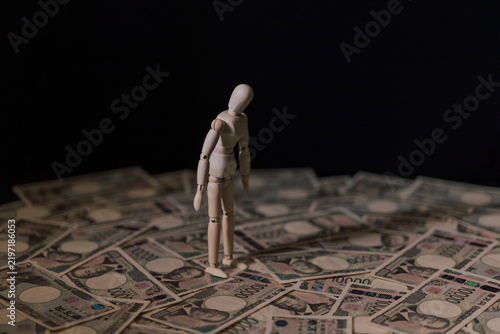 投資、お金に悩むイメージ