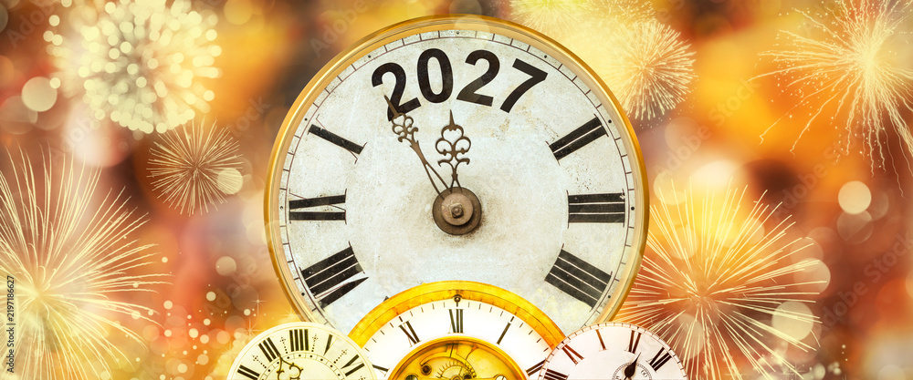 Obraz premium 2027 New Year with clock counting down to midnight with golden background and fireworks