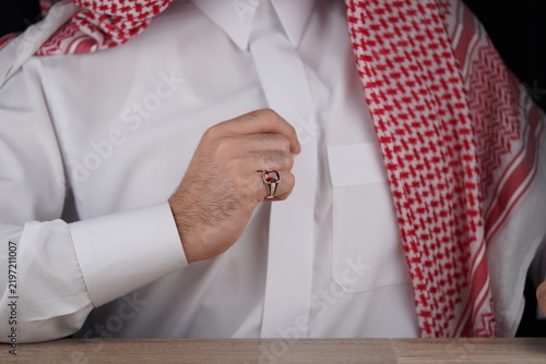 Fotografía Traditional Middle Eastern man in keffiyeh displaying a ring