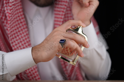 Fotografía Traditional Middle Eastern man in keffiyeh displaying a ring