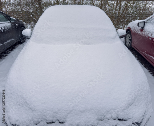 im Dezember Auto im Winter vom Schnee eingeschneit