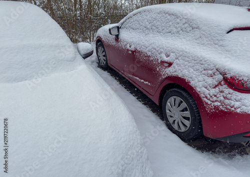 im Dezember Auto im Winter vom Schnee eingeschneit