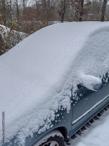 im Dezember Auto im Winter vom Schnee eingeschneit