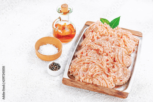 Canvastavla Raw ground meat on a metal serving tray with oil, sea salt, and peppercorns on a