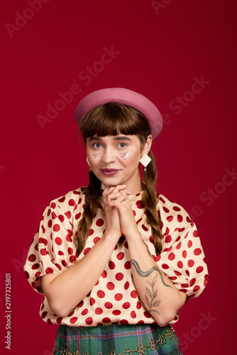 Foto Vibrant style and joyful expression in colorful clothing create a captivating mo