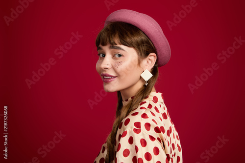 Cuadro en lienzo Stylish woman embracing dopamine dressing with bold colors and cheerful vibes