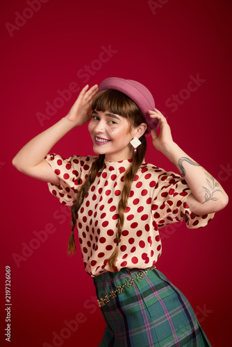 Cuadro en lienzo Vibrant fashion brings joy on a cheerful womans stylish day