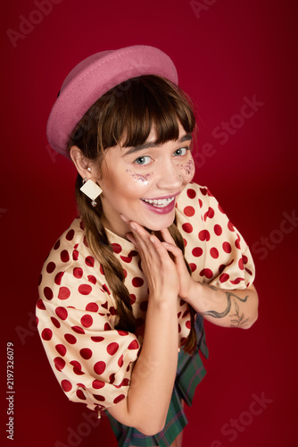 Konstfotografi Cheerful woman in vibrant attire brings joy through bold fashion choices