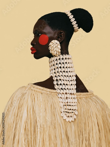 Cuadro en lienzo High fashion portrait of African woman wearing cowrie shell jewelry and raffia o