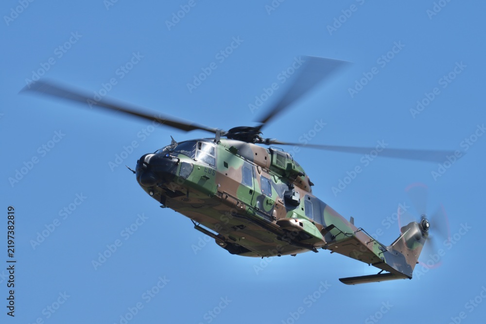 Obraz premium Hélicoptère NH90 Caïman en vol virage à droite