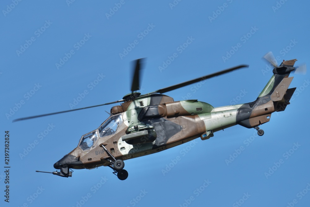 Obraz premium Hélicoptère Tigre en descente