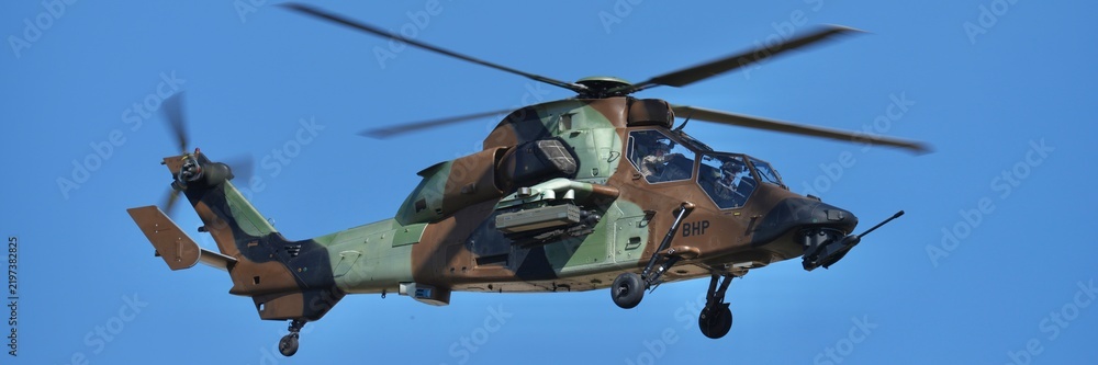 Obraz premium Hélicoptère Tigre en vol bannière