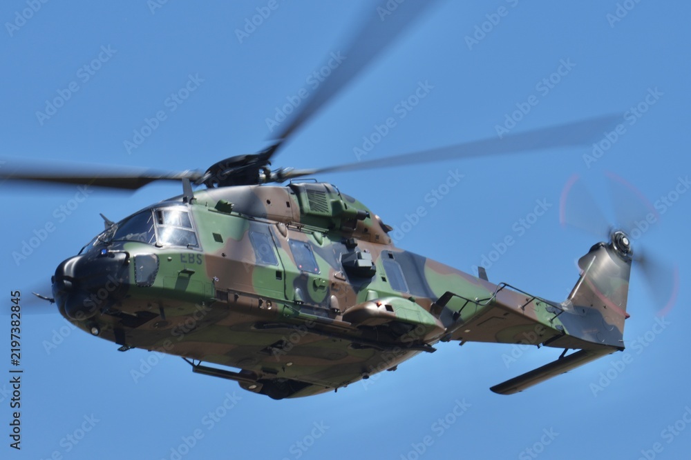 Obraz premium Hélicoptère NH90 Caïman passage bas gros plan