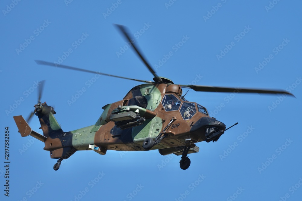 Obraz premium Hélicoptère Tigre atterrissage