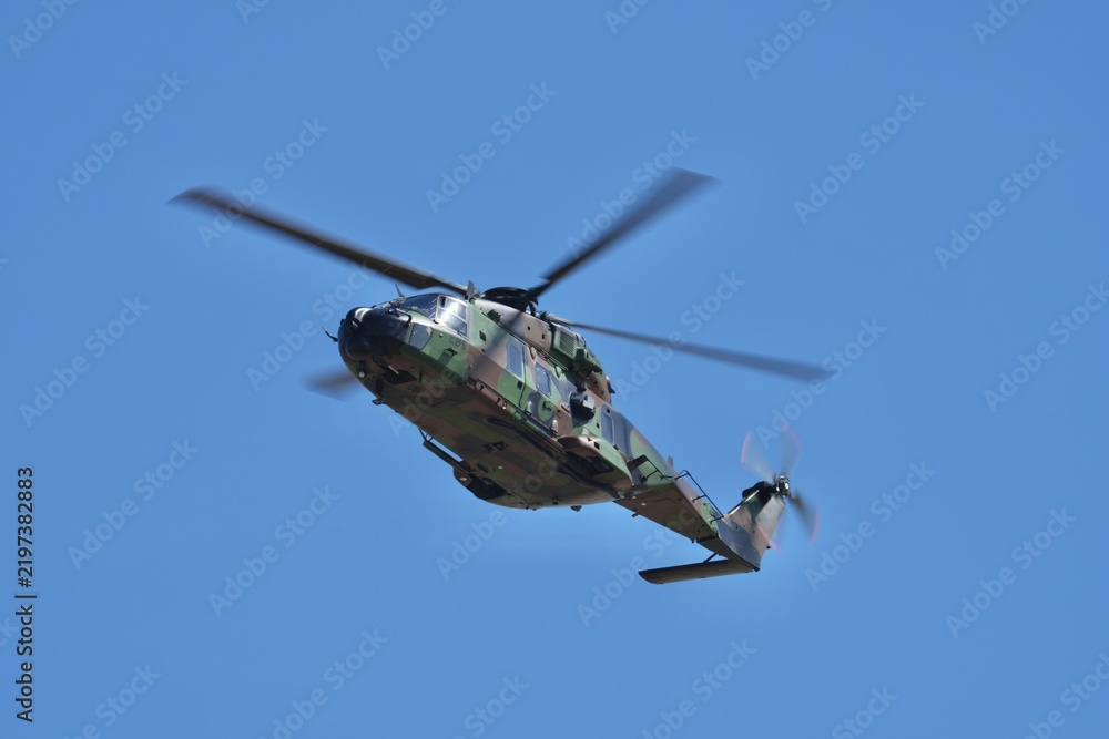Obraz premium Hélicoptère NH90 Caïman approche
