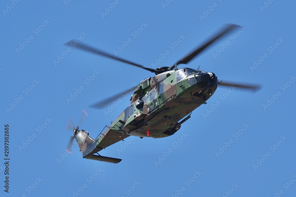 Obraz premium Hélicoptère NH90 Caïman au décollage