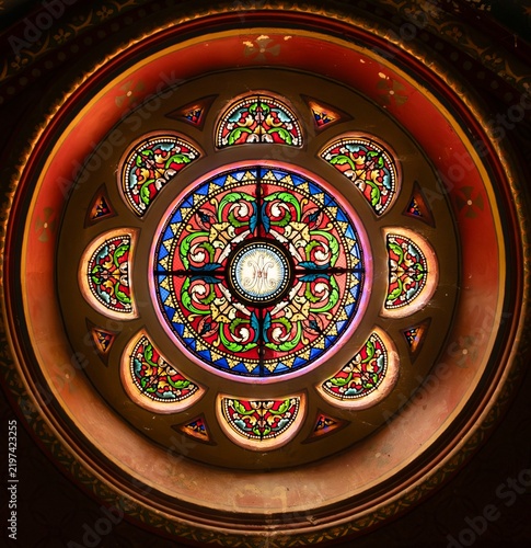 Принти на полотні Ornamental rose window and surrounding church arch