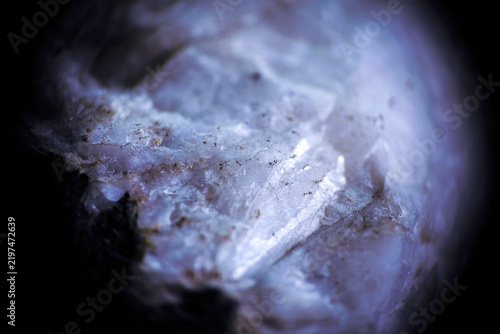 Makroaufnahme einer kristallinen Mineraloberfläche 2