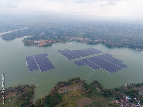 Cuadro en lienzo Aerial view of floating solar panels over calm green waters at Waduk Karangkates