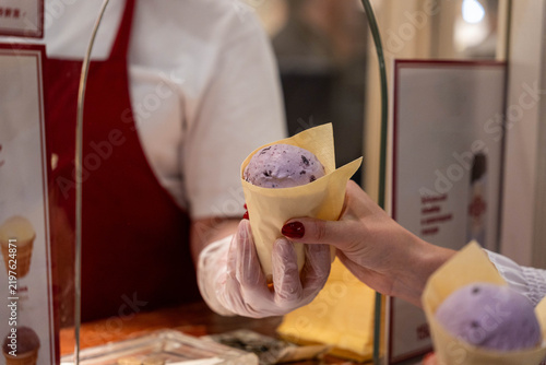 Foto Ice cream cone handoff at dessert counter