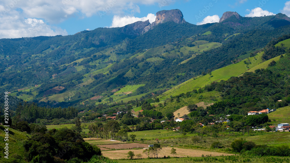 Fototapeta premium A Pedra do Baú desde o centro da cidade de São Bento do Sapucapí