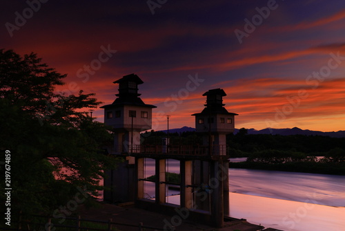 夕焼けに染まる北上川