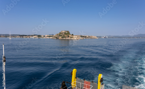Принти на полотні scenic view of the old fortress of corfu and coastal landscape seen from a ferry