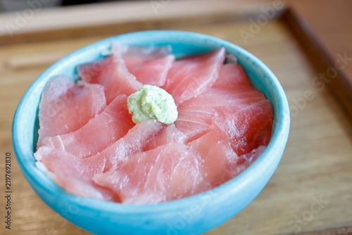 Obraz w ramie わさびを載せたマグロ丼。鮮やかな赤身の刺身。