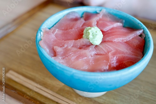 Obraz w ramie わさびを載せたマグロ丼。鮮やかな赤身の刺身。