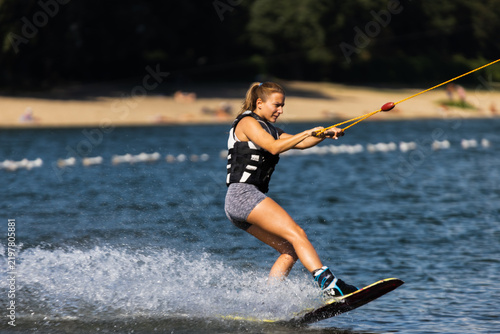 Canvastavla Female wakeboarder wakesurfing