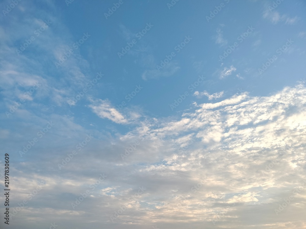 Obraz premium Blue sky with white clouds