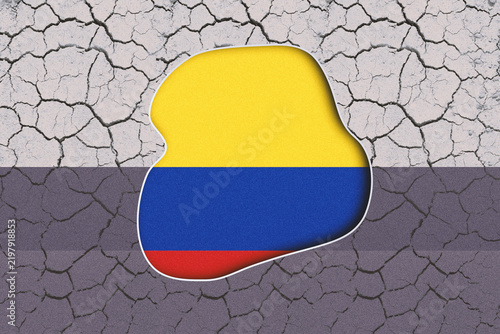 Foto Drought in Colombia Represented by Its National Flag Within a Cracked Earth Map
