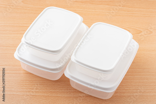 Naklejka 木製テーブルに重ねたふた付き食品保存容器