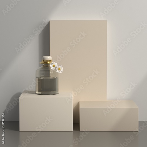 Apothekerflakon aus klarem Glas mit zwei kleinen Margeriten am Flaschenhals auf zwei Podesten in Beige