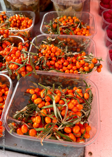 Foto Fresh local super food: sea buckthorn berries in punnets at a Helsinki market st