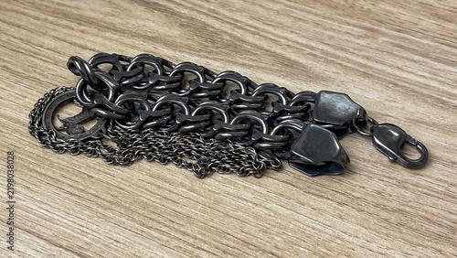 Obraz na plátně A silver chain with large links and clasps shows pronounced metal tarnishing