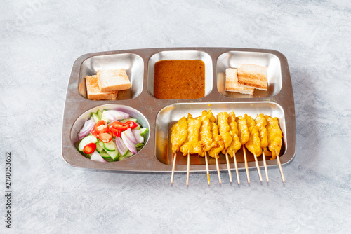 Konstfotografi Thai pork satay served with peanut sauce, cucumber relish, and toasted bread