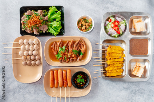 Foto Thai pork satay served with peanut sauce, cucumber relish, and toasted bread